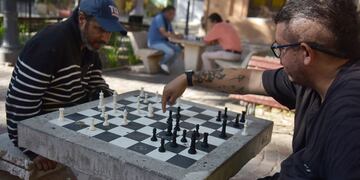 Mobiliario urbano para ajedrez (Facundo Luque / La Voz)