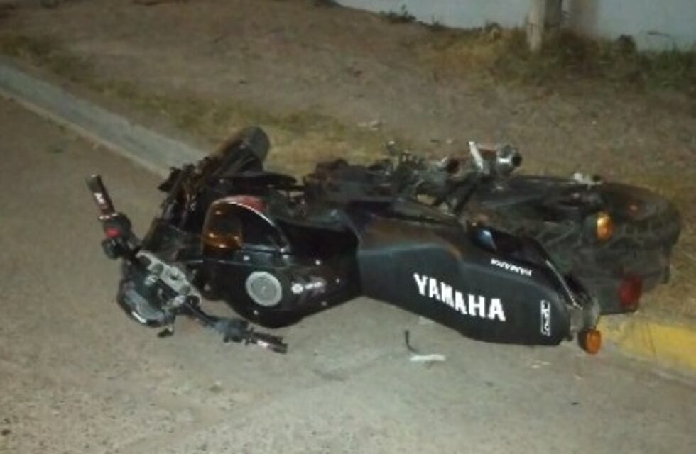 Debido a la niebla que invade Rosario, un motociclista sufrió un accidente