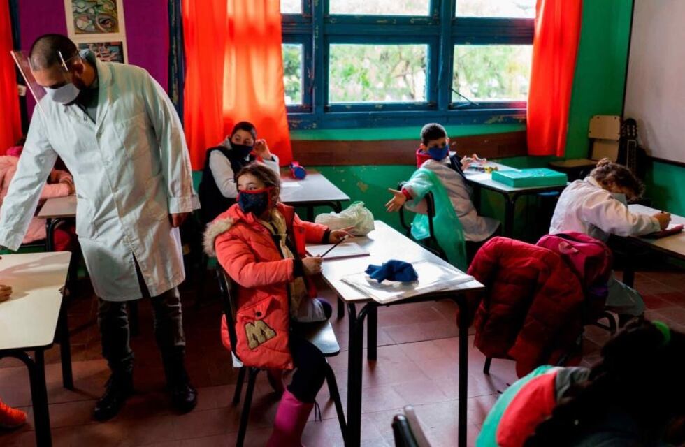 Deberán regresar a las escuelas los docentes mayores de 60, embarazadas y de riesgo