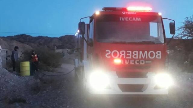 Bomberos de Jujuy acuden en auxilio de la comunidad.