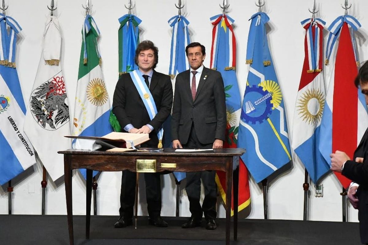 En el Salón de Jura de la Casa Histórica de Tucumán, el presidente Milei y el gobernador de Jujuy, Carlos Sadir, posan para los fotógrafos con la Constitución Nacional original de 1853 y el Pacto de Mayo ante sí.