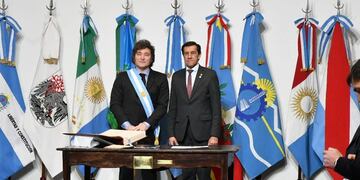 En el Salón de Jura de la Casa Histórica de Tucumán, el presidente Milei y el gobernador de Jujuy, Carlos Sadir, posan para los fotógrafos con la Constitución Nacional original de 1853 y el Pacto de Mayo ante sí.