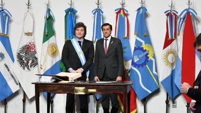 En el Salón de Jura de la Casa Histórica de Tucumán, el presidente Milei y el gobernador de Jujuy, Carlos Sadir, posan para los fotógrafos con la Constitución Nacional original de 1853 y el Pacto de Mayo ante sí.