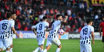 La pelota, al 10. Nahuel Bustos volvió con gol a Talleres y tras un desgarro. Pero sufrió un golpe en la rodilla (José Hernandez / La Voz).