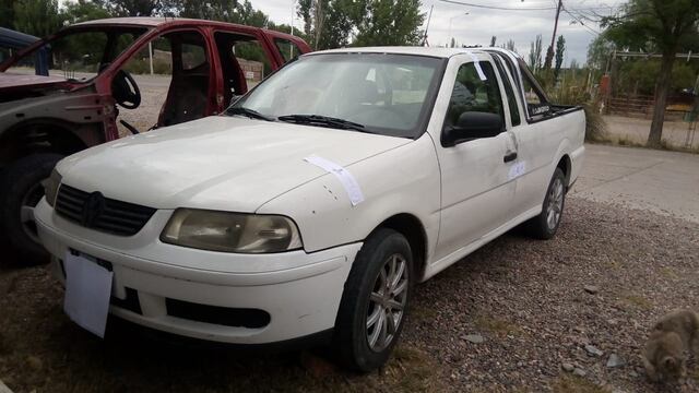 Intentaron huir de la policía en El Carrizal, les dispararon a los efectivos durante la persecución y fueron detenidos cuando volcaron en la camioneta. Foto: Prensa Ministerio de Seguridad.