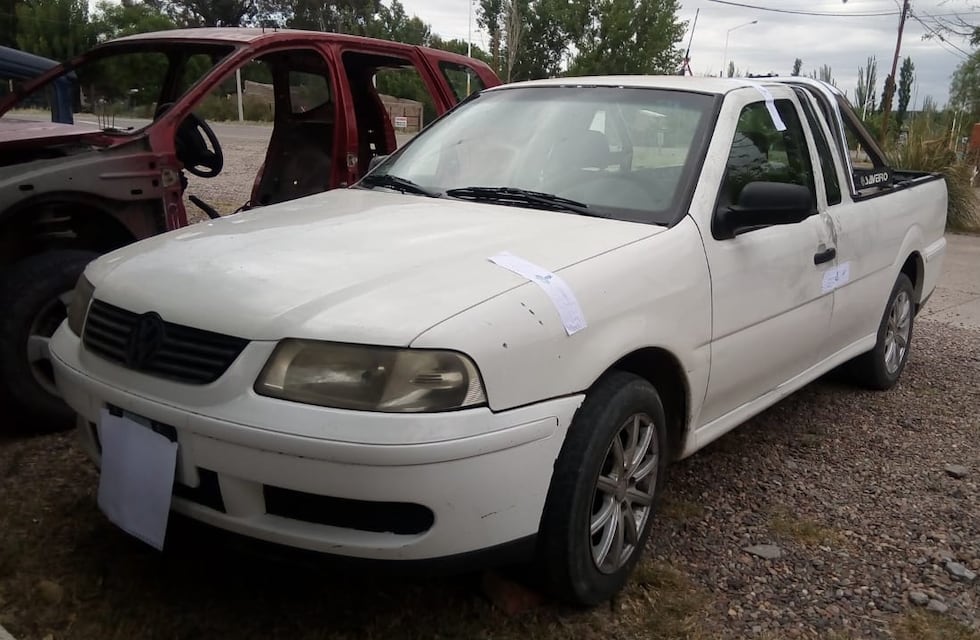 Intentaron escapar de la policía, huyeron a los tiros y volcaron en El Carrizal: tres jóvenes detenidos