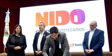 El plan de financiamiento se puso en marcha con la firma del gobernador Maximiliano Pullaro.