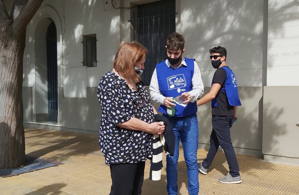 Salen a la calle a enseñar a los adultos mayores a usar la tarjeta de débito para evitar estafas