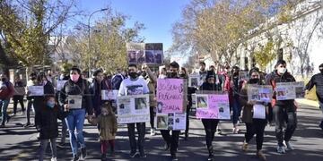 Este mediodía una marcha, encabezada por Eric Lucero, papá de Guadalupe, recorrió las calles del centro puntano reclamando por la aparición con vida de la nena. Gentileza El Chorrillero