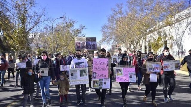 Este mediodía una marcha, encabezada por Eric Lucero, papá de Guadalupe, recorrió las calles del centro puntano reclamando por la aparición con vida de la nena. Gentileza El Chorrillero
