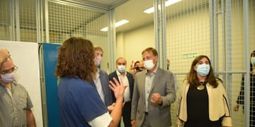 Rodolfo Suárez junto a la ministra de Salud Anda Nadar y el intendente Emir Félix recorrieron las instalaciones del segundo laboratorio Covid en San Rafael.