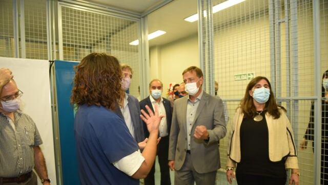 Rodolfo Suárez junto a la ministra de Salud Anda Nadar y el intendente Emir Félix recorrieron las instalaciones del segundo laboratorio Covid en San Rafael.