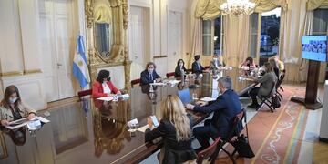 Un comité de veintiún infectólogos y epidemiólogos recomendó ir a un confinamiento total. (Foto: Presidencia)