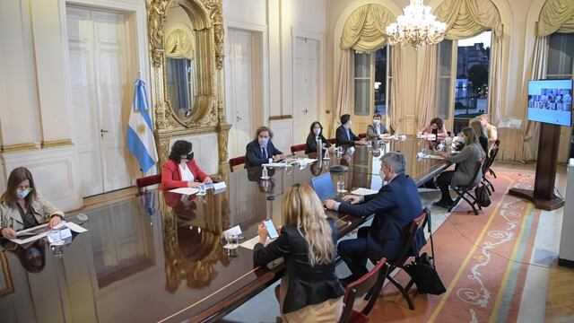 Un comité de veintiún infectólogos y epidemiólogos recomendó ir a un confinamiento total. (Foto: Presidencia)