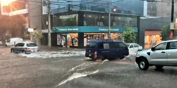 "Río de lluvia" este lunes 28 de diciembre en plena zona céntrica de Villa Carlos Paz. (Foto: VíaCarlosPaz).