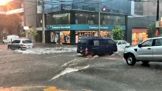 "Río de lluvia" este lunes 28 de diciembre en plena zona céntrica de Villa Carlos Paz. (Foto: VíaCarlosPaz).