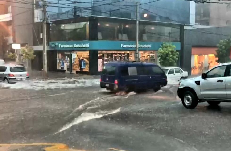 Fuerte tormenta deja un verdadero “río” en las calles de Carlos Paz
