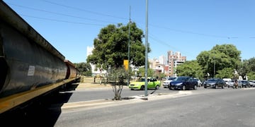 El proyecto apunta a liberar las calles de la capital provincial donde se ubican los cruces con la red de Belgrano Cargas.