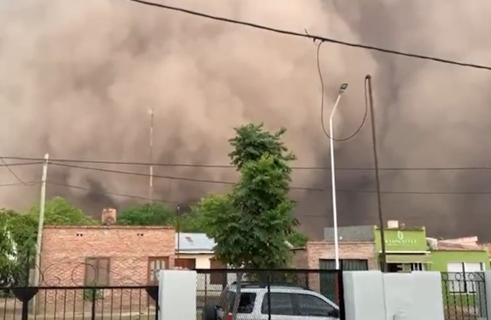 Videos: un pueblo de Chaco quedó completamente a oscuras por una tormenta de polvo