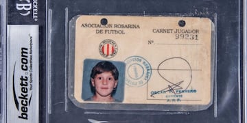 El carnet de Messi será subastado el próximo 23 de octubre (Olé).