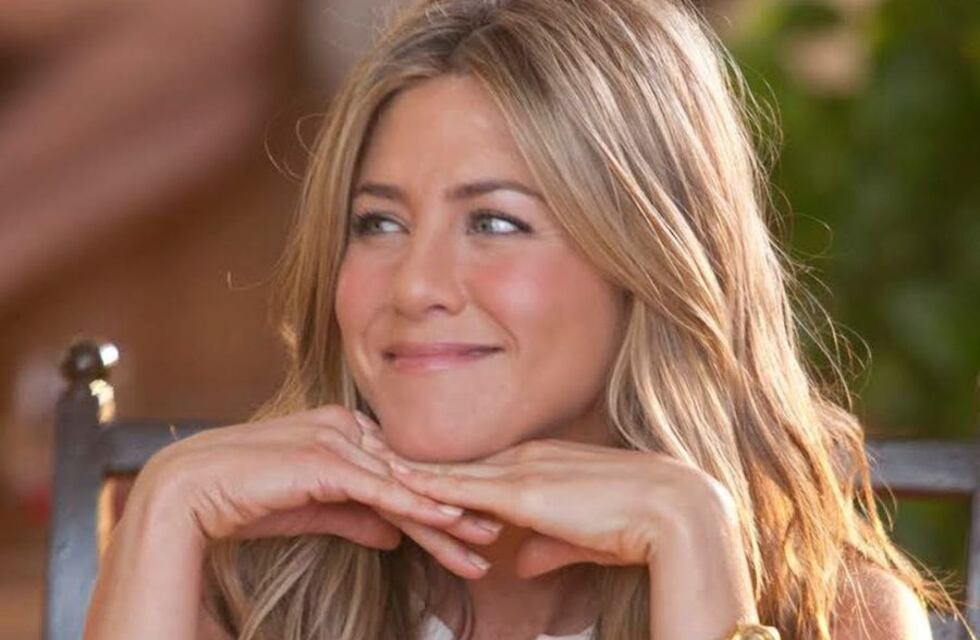 La vez que Jennifer Aniston besó un espejo mientras lucía una microbikini: “Recuerda darte un poco de amor”