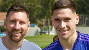 Rodrigo Villagra, volante de Talleres y titular en el amistoso del Sub 23, junto a un Lio Messi que fue espectador de lujo.