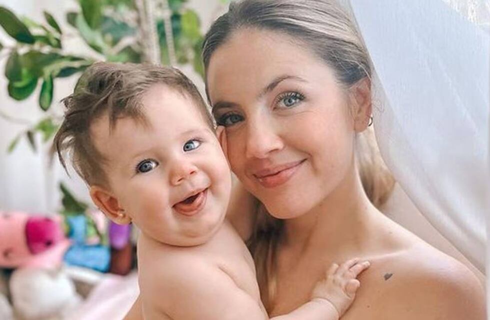 Stephanie Demner combinó su microbikini con el traje de baño de su beba: las dulces fotos de madre e hija