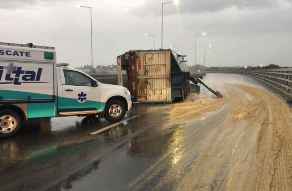 Córdoba: un camión con acoplado volcó en Circunvalación y hay cortes de tránsito