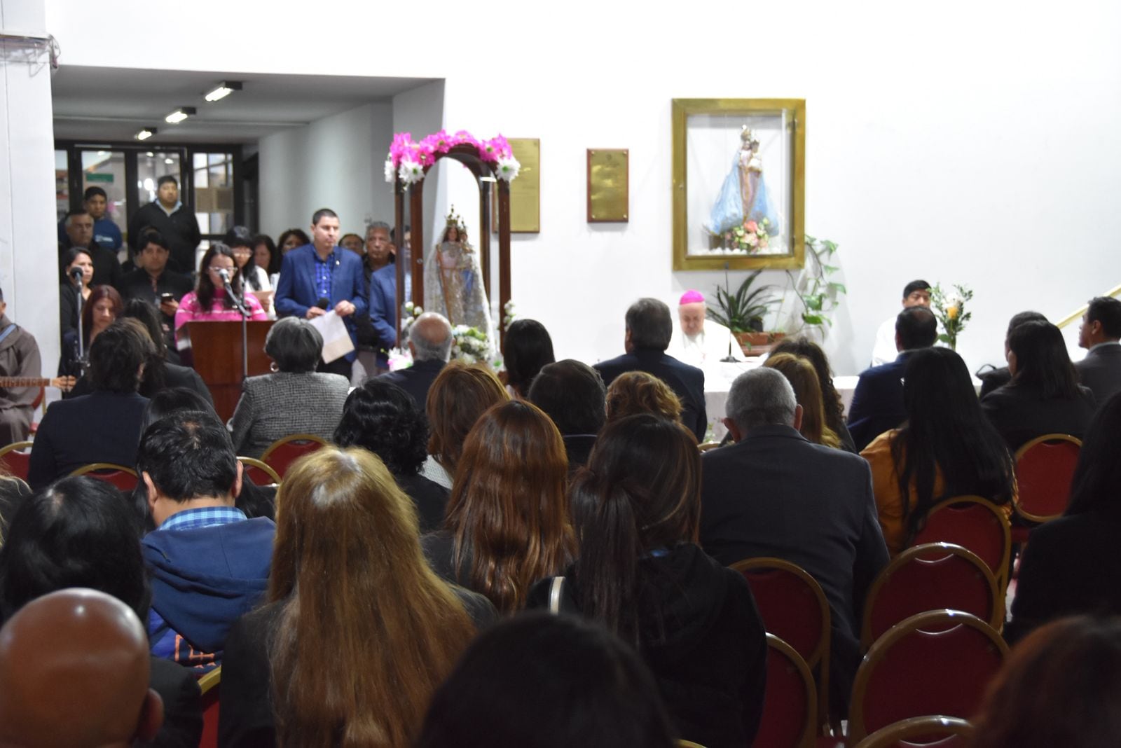 Legisladores, directores, jefes de área y empleados del Poder Legislativo asistieron a la misa oficiada en el hall del edificio central del parlamento provincial.