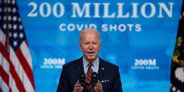 El presidente Joe Biden aseguró que compartirá con el mundo las vacunas sobrantes de Estados Unidos . (AP)