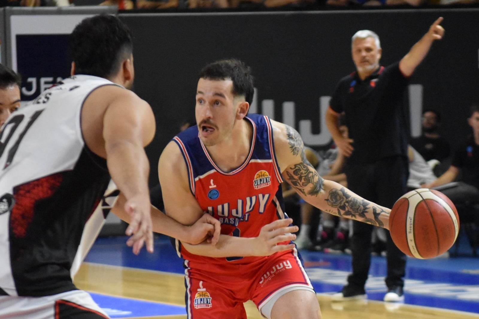 El “Sabalero” resistió, pero los jujeños cerraron mejor el juego con efectividad en el perímetro.