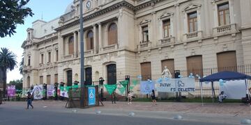 Colectivos y organizaciones que se manifestaron a favor y en contra del proyecto de la ley IVE colgaron sus respectivas pancartas en el frente de la Casa de Gobierno de Jujuy.