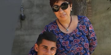 El Cuti Romero y su mamá Rosa. Otro Día de la Madre a la distancia pero feliz (La Voz archivo).