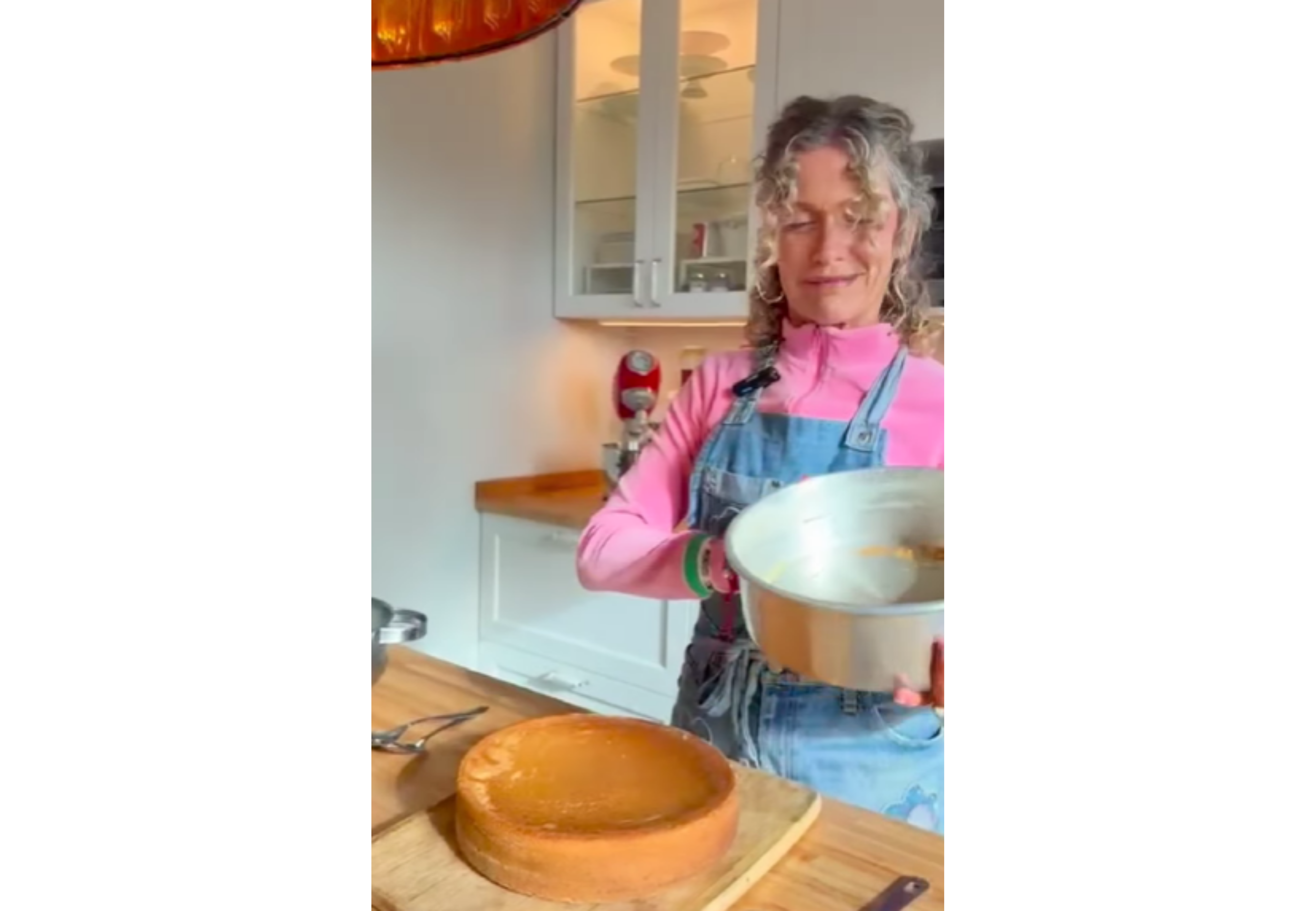 La pastelera enseñó paso a paso cómo hacer la torta.