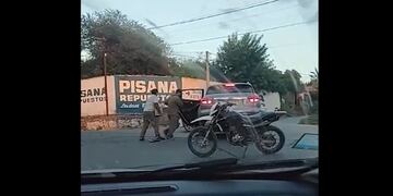 Momento en el que los delincuentes perpetraban el asalto a una empresaria, a plena luz del día, en San Pedro de Jujuy.