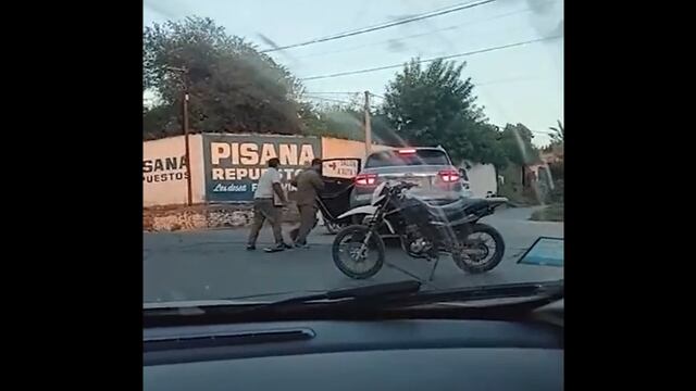 Momento en el que los delincuentes perpetraban el asalto a una empresaria, a plena luz del día, en San Pedro de Jujuy.
