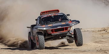Sainz, navegado por su compatriota español Lucas Cruz, y el Audi RS Q e-tron. Ganadores del Dakar 2024.