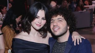 De vivir en la calle a ser millonario: quién es Benny Blanco, el prometido de Selena Gómez.