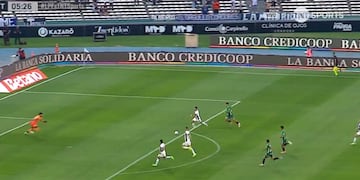 Alejandro Martínez tuvo la ventaja de Talleres pero se perdió el gol de manera imposible (Captura de TV)