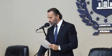 El flamante presidente jura por sexta vez en su carrera.