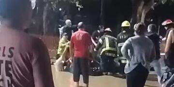 Bomberos y personal del SAME asisten al menor que quedó atascado dentro del vehículo.