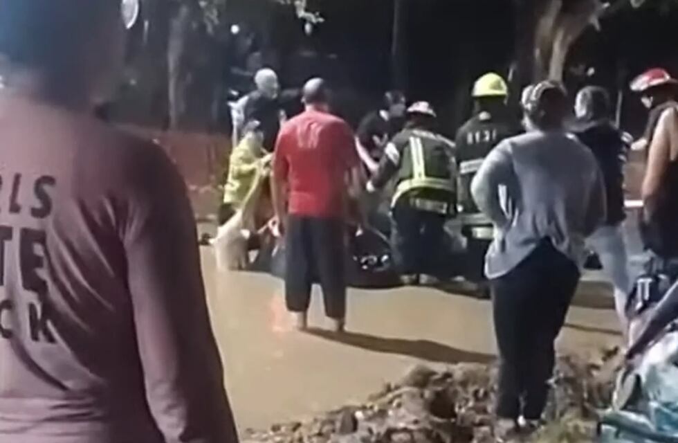 Por una calle en obra mal señalizada, una familia quedó atascada con su auto en un pozo y casi mueren ahogados por la lluvia del domingo