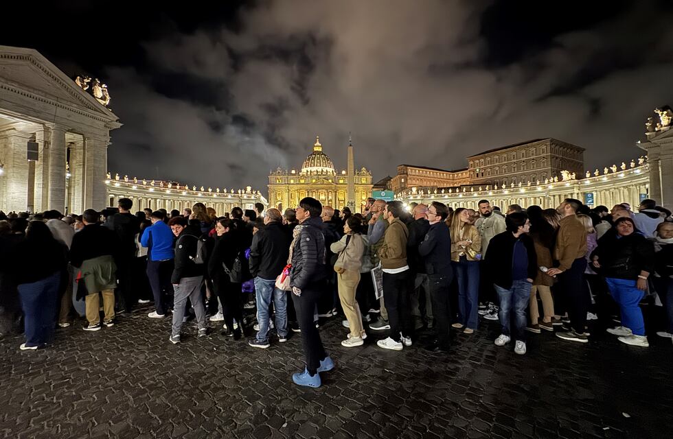 Descontrol en la despedida del Papa Francisco: fieles saltaron vallas y generaron un caos