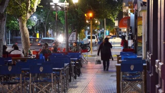 Inspectores de la Municipalidad saldrán a controlar los horarios de cierres y el respeto al nuevo aforo de ocupación que es del 30%. Imagen ilustrativa