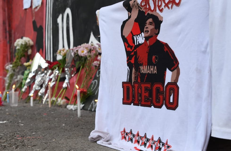 Sentido homenaje de los hinchas de Newell’s a Maradona