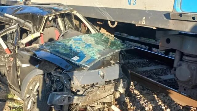 Ramos Mejía.  Un auto fue embestido por el tren y murió una joven de 19 años.