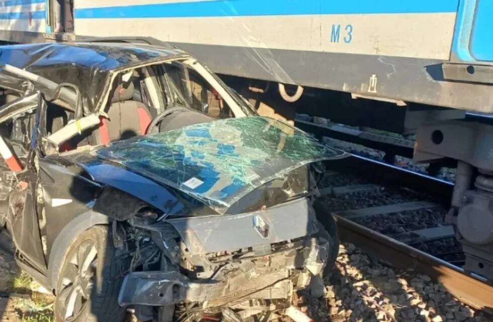 Un auto cruzó las vías del Sarmiento con las barreras bajas y fue impactado por el tren: murió una chica de 19 años