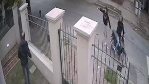 Se defendió de motochorros a bidonazos.