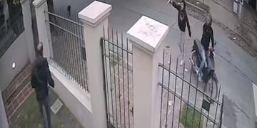 Se defendió de motochorros a bidonazos.