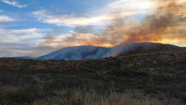 Bomberos combaten un incendio en La Calera.